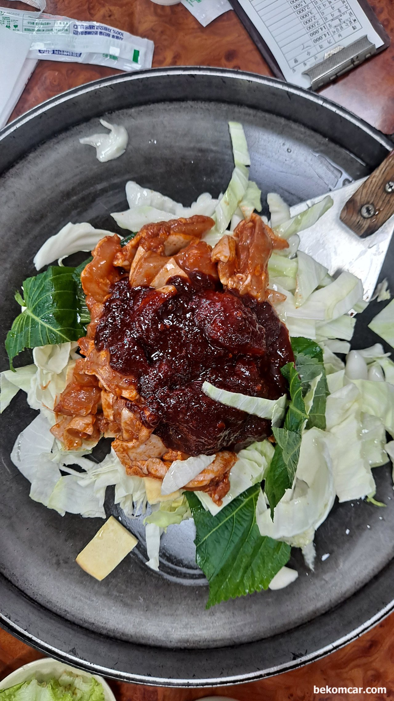 춘천 어느 닭갈비 집, 아들과 함께 의미있는 시간을, 춘천 닭갈비집 음식이 참 맛있게 생겼다. 아들이랑 같이 가서 더욱더 기분이 좋은 날이다. 라스도 고생했다.|بيكومكار (bekomcar)