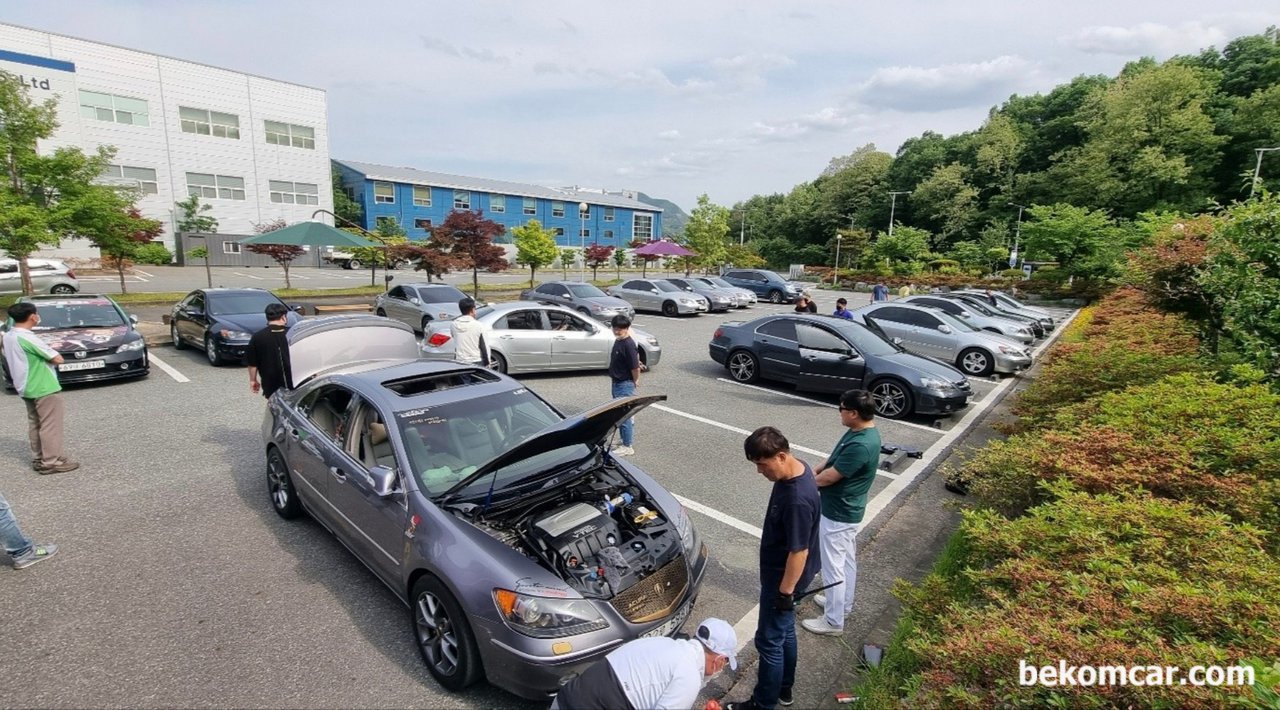 혼다클럽 대전 정모, 서로 차량점검에 바쁘다, 혼다클럽 대전 정모, 서로 차량점검에 바쁘다. 혼다클럽의 대표회원중 한분이 바로 현장에서 본인 레전드 차량을 자랑하고 있다|بيكومكار (bekomcar)