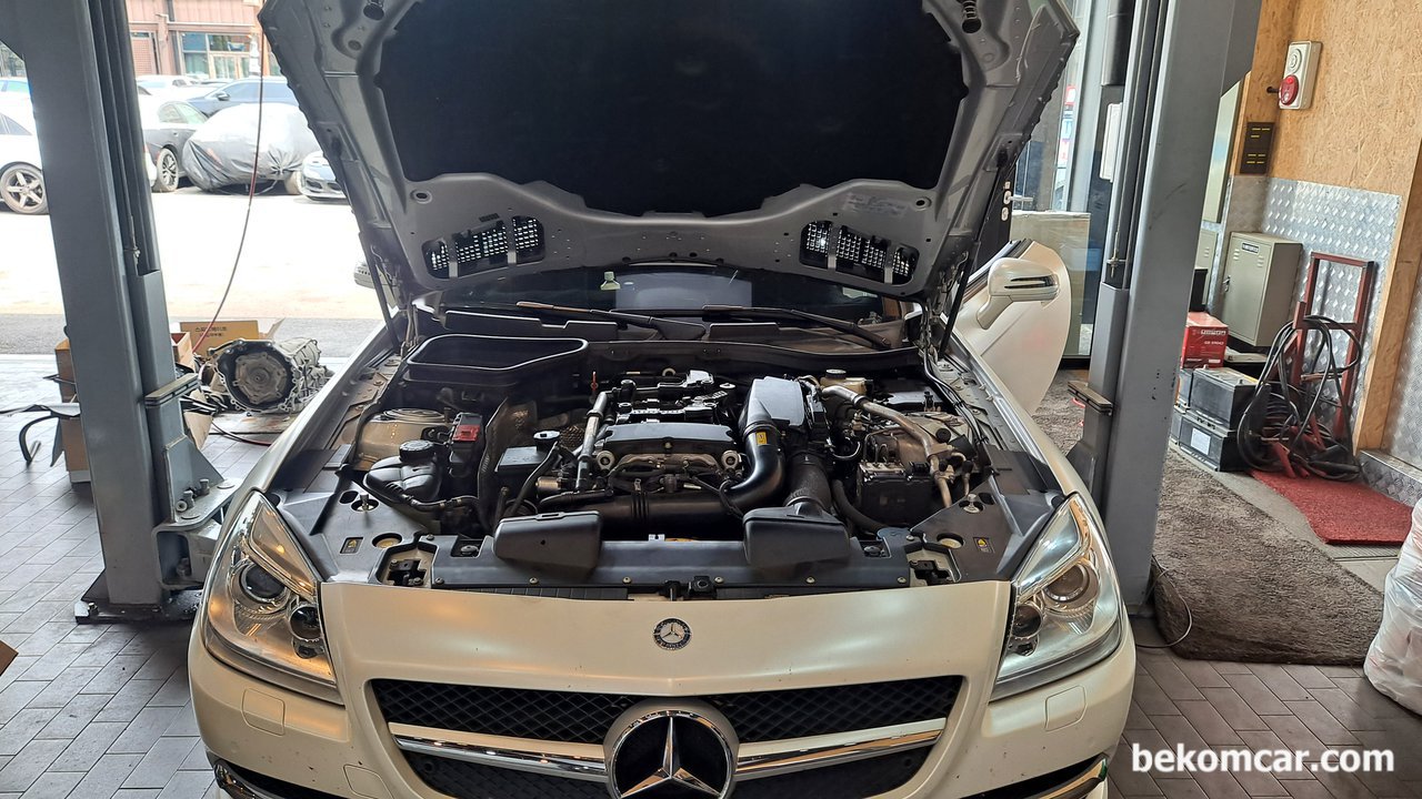 메르세데스 벤츠 SLK55 엔진오일 브레이크오일등 교환, 메르세데스 벤츠 SLK55 엔진오일 교환을 위하여 리프트에 올린 앞 모습. 차량.정비 제공 부짜모터스|بيكومكار (bekomcar)