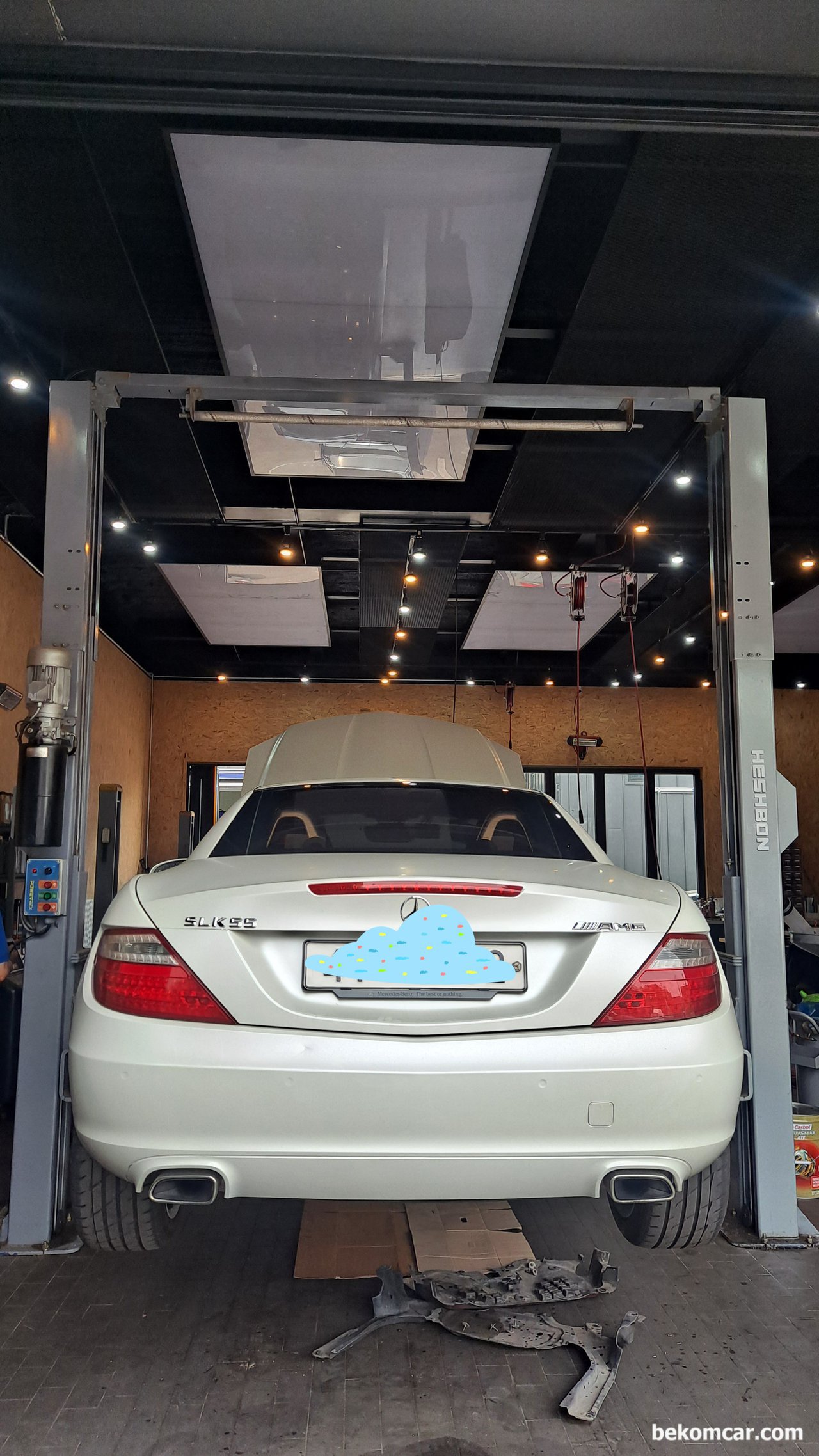 메르세데스 벤츠 SLK55 엔진오일 브레이크오일등 교환, 메르세데스 벤츠 SLK55 엔진오일 교환을 위하여 리프트에 올린 뒷 모습. 차량.정비 제공 부짜모터스|بيكومكار (bekomcar)