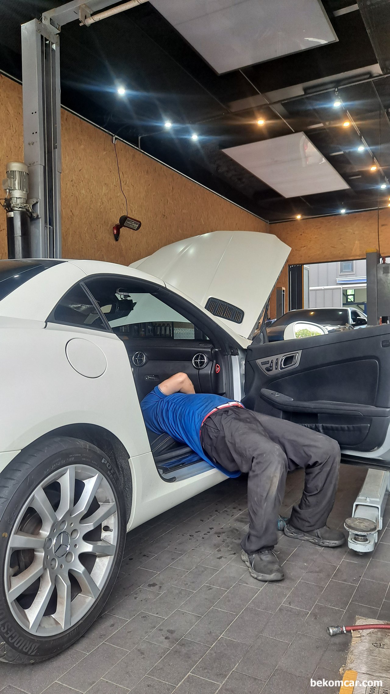 메르세데스 벤츠 SLK55 엔진오일 브레이크오일등 교환, 메르세데스 벤츠 SLK55 실내용 공기필터 교환은 정말로 쉽지 않다. 에어필터 위치가 매우 좋지 않다. 탈거도 많이해야 하고 거의 곡예수준이다. 차량.정비 제공 부짜모터스|بيكومكار (bekomcar)