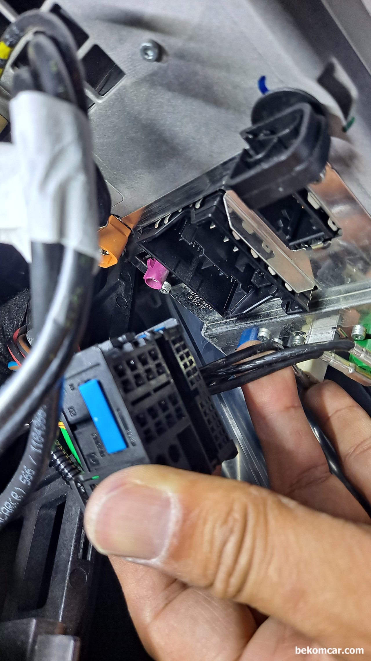 BMW F30 320D 알리구매 안드로이드 설치 마무리후 이야기, BMW F30 320D 차량 안드로이드 설치시 콘넥터 탈 부착이 OEM과 알리에서 구매한 기구물의 위치 및 방향때문에 좀 힘들었다.|بيكومكار (bekomcar)