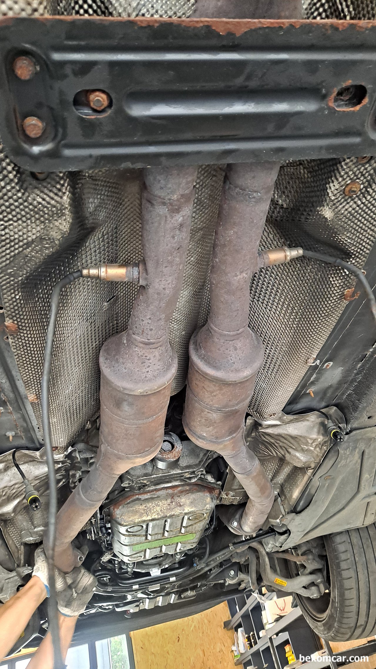 BMW 740, 산소센서 위치가 중통배기가스를 지나서 있다, BMW 740, 산소센서2번의 위치가 촉매하단이 사니라 중통배기가스를 지나서 있다|بيكومكار (bekomcar)