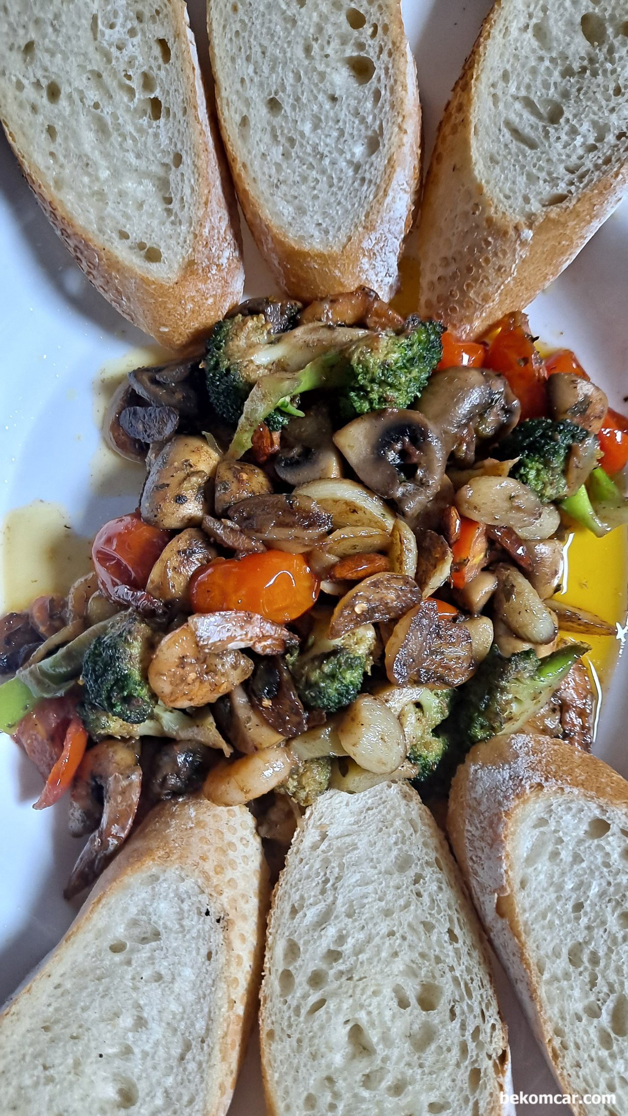저녁식사, 항상고맙게 맛있게 식사를 한다, 홈메이드 빵 이랑 야채등 저녁식사|베콤카 차량정밀진단