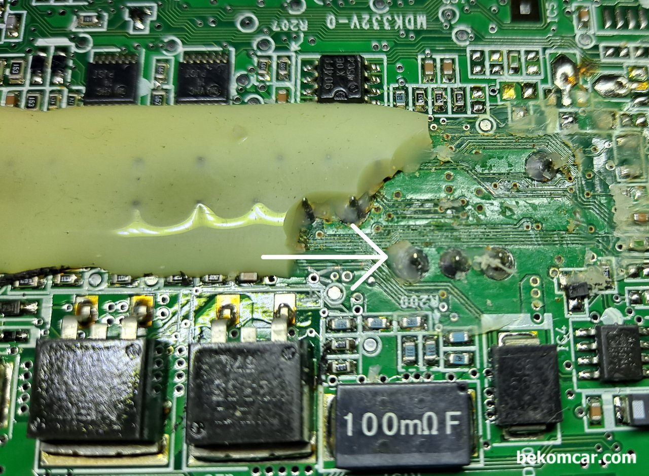 ABS모듈 압력센서 3개 터미널의 PCB 납땜상태, ABS모듈 압력센서 핀의 PCB 납땜상태가 매우견고하고 에폭시 실링까지 되어 있다.|베콤카 차량정밀진단