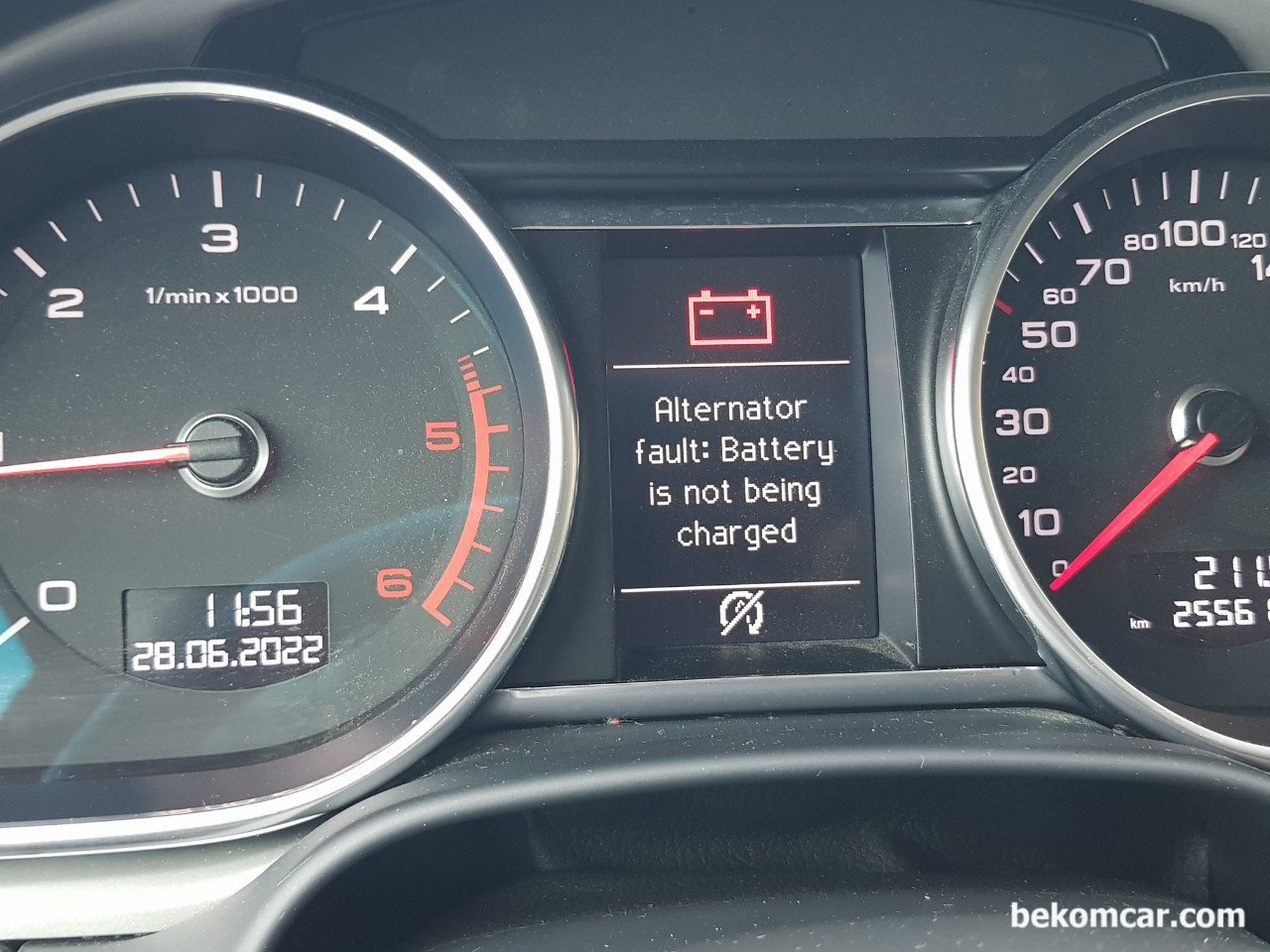 아우디 Q7 배터리 경고등 과 'Alternator fault: Battery is not being charged' 가 뜨는데 알터네이터 고장난건가요?, 아우디 Q7 2015년 약 24만키로시점 배터리 경고등 표시로, 계기판에 alternator fault: Battery is not being charged 경고메시지 표시됨. 자료사진: 아우디 매니아, https://cafe.naver.com/farhold|贝科姆汽车 (bekomcar)