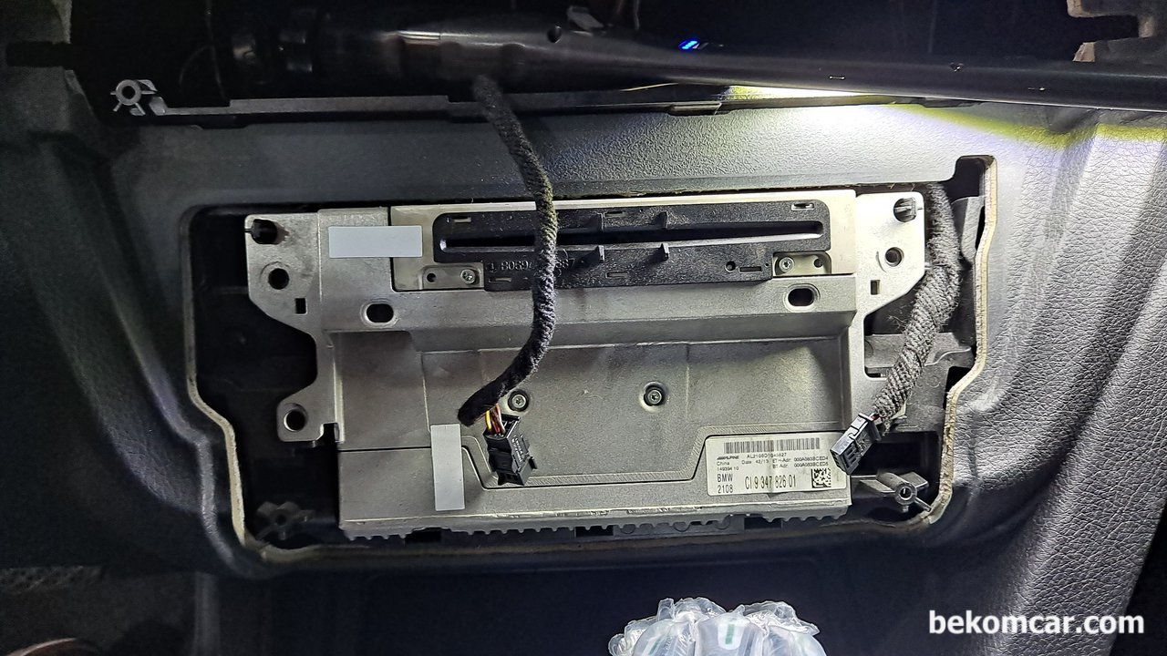 안드로이드 오토, 어라운드 그리고 후방카메라 설치후 느낀점을 공유한다, BMW F30 320D이다. 이건 라디오가 풀사이즈가 있고 절반사이즈가 있다. 일반적인 알리발 안드로이드는 사진처럼 풀사이즈에 적합하지 않다. 이런경우는 MMI형태 안드로이드 제품이 좋다. 뒤쪽 공간이 없어 별도 연장케이블이나 상당한 작업을 하지않는한 라디오유닛을 다시 장착하기 사실상 불가능하다. 하지만 안드로이드 제품별로 충분한 케이블 길이에 기존 기구물에 적합하게 사용가능한것도 있다. 안드로이드 구매시에 차종별 특징을 잘 살피는것이 무엇보다 중요할듯 하다.|بيكومكار (bekomcar)
