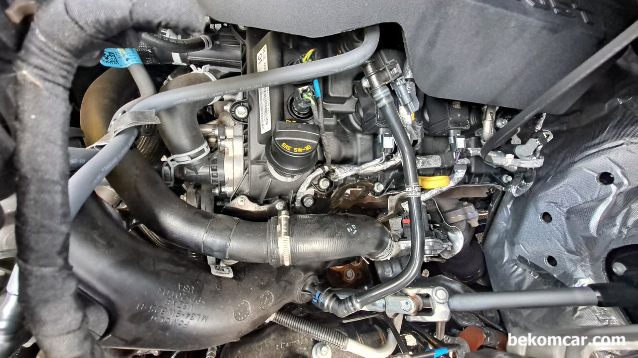 Ford F150 Lariat 2021 PowerBoost V6 엔진 트럭엔진룸, 미국 포드사의 F-150 파워부스트 V6엔진 하이브리드 트럭 Lariat 모델이다. 엔진오일 주입구랑 오일딥스틱이 있다.|بيكومكار (bekomcar)