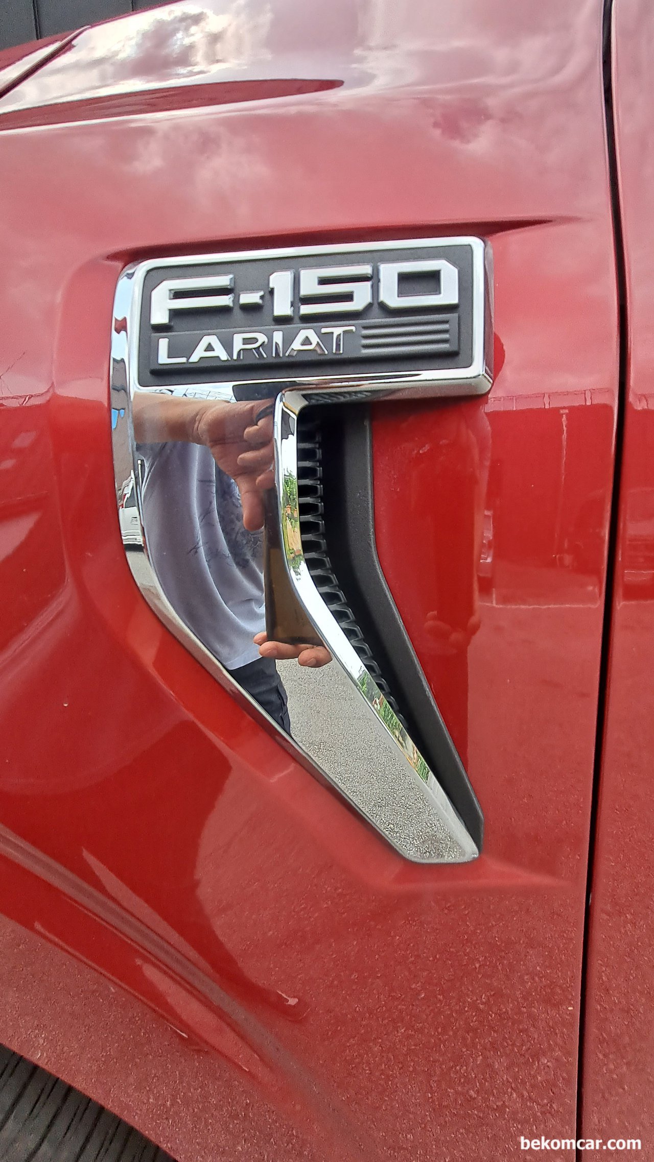 Ford F150 Lariat 2021 PowerBoost V6 엔진 트럭엔진룸, 미국 포드사의 F-150 파워부스트 V6엔진 하이브리드 트럭 Lariat 마크가 인상적이다.|بيكومكار (bekomcar)