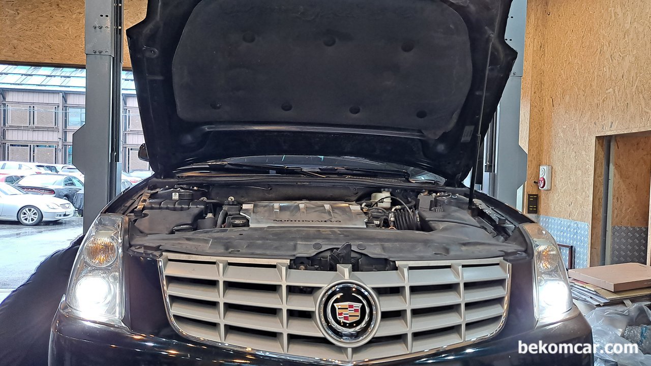 2010 GM 케딜락 DTS 4.5L 엔진오일 교환, 2010 GM 케딜락 DTS 4.5L 엔진룸 앞 모습이다.|بيكومكار (bekomcar)