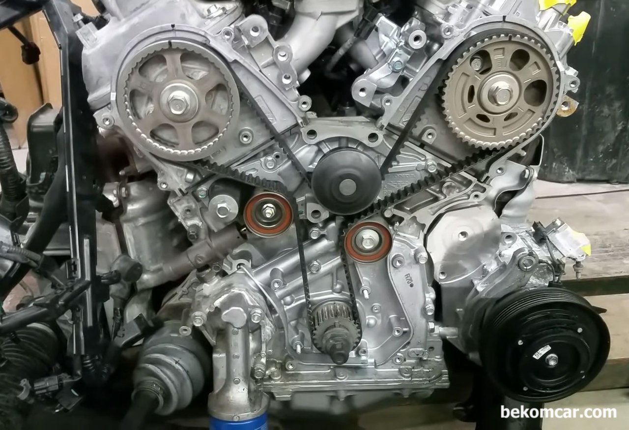 혼다 Acura J3 V6 엔진 타이밍벨트 작업시 참고사진, 혼다 Acura J3 V6 엔진 타이밍벨트 작업시 참고사진. 크랭크 와 스프로켓등이 잘 보이고 있다. Photo: George Melnik, https://www.youtube.com/watch?v=dS4Ykw9ysP4|bekomcar.com