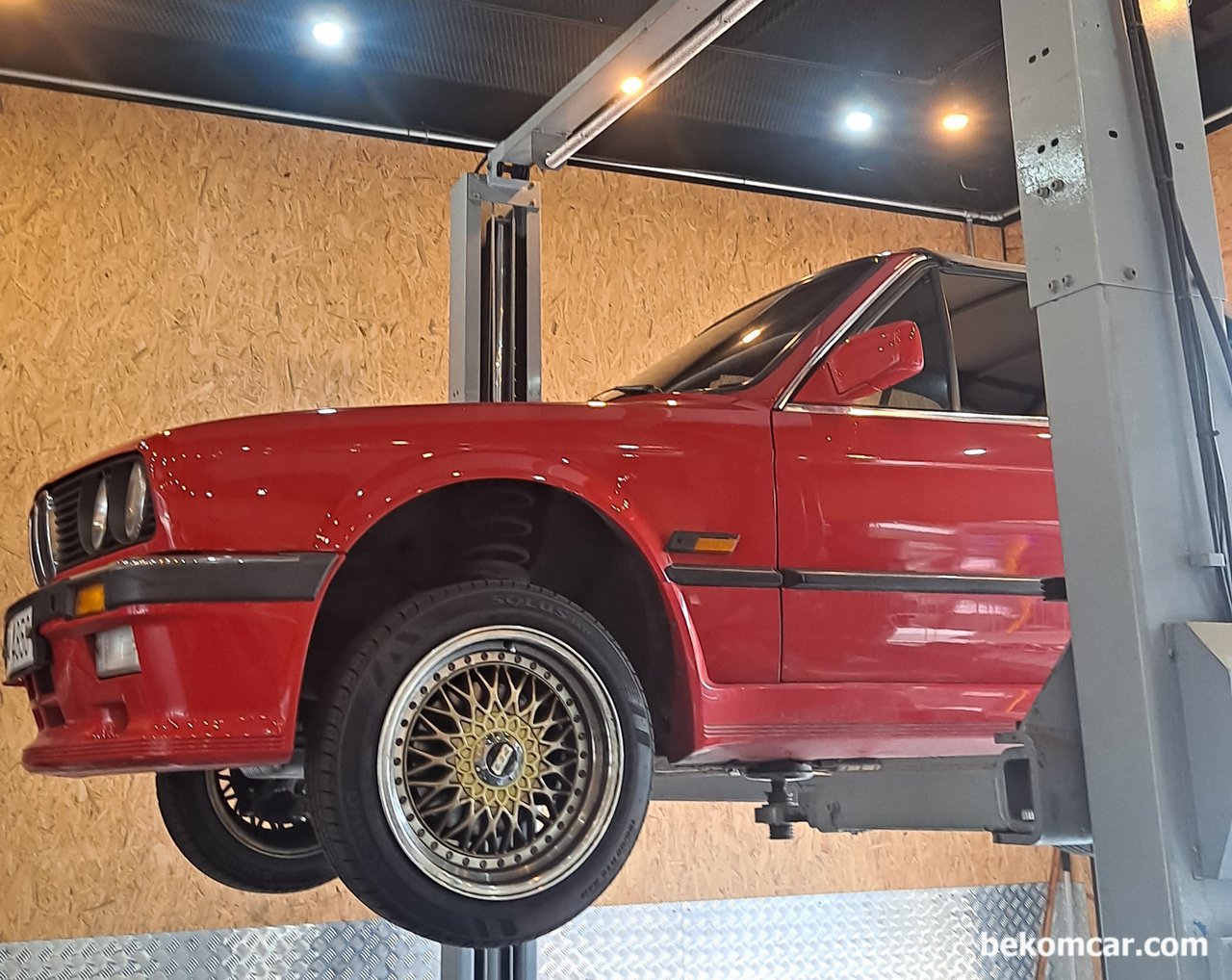 클래식카 BMW 320i 엔진오일 드레인플러그 와 디퍼오일, 클래식카 BMW 320i 차량이다. 빨간색의 특별한 BMW차량이다. 엔진오일 교환 을 편하게 할 수 있다.|bekomcar.com