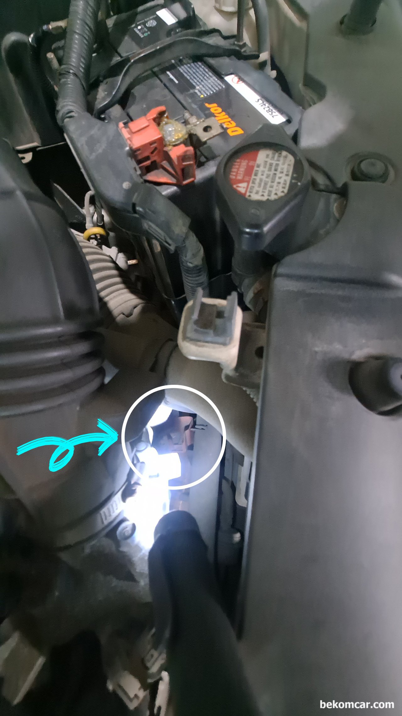 엔진룸 배터리상태등을 가끔씩 점검해보자, 혼다 시빅 2.0 중고차 구매후 베콤카 건강검진 과정중 엔진룸 아래 라디에이터 사이에 걸려있다.|بيكومكار (bekomcar)