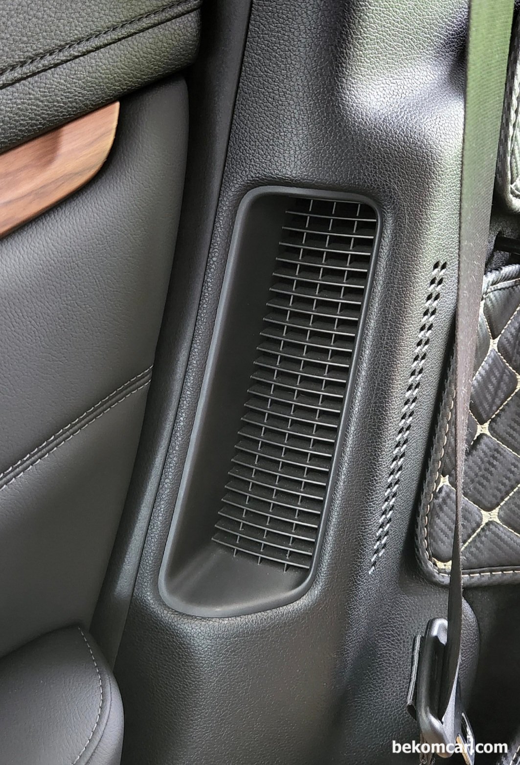 혼다 CR-V 5.5세대 하이브리드 뒷자리에 있는 송풍구 같은것 어디에 쓰이나요?, 혼다 CR-V 5.5세대 하이브리드 배터리 셀 열을 식히는 공냉식 시스템의 바람 흡입구. 자료사진: CR-V Owner's club, https://cafe.naver.com/crv|ベコムカー (bekomcar)