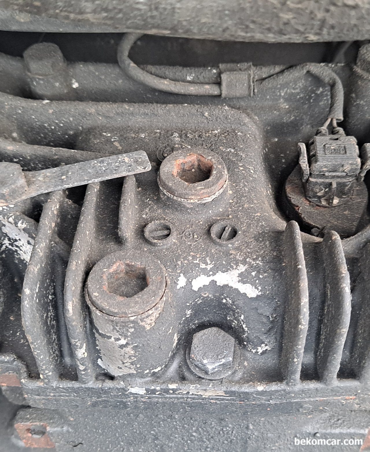 BMW E46 디퍼오일 필플러그와 드레인플러그 위치가 어디에 있나요? 자가 교환할려고 합니다 ?, BMW 디퍼오일 필 플러그와 드레인플러그 위치이다. 위쪽이 데후오일 필 플러그이다. 같믄 BMW도 연식에 따라 조금씩 다르다.|ベコムカー (bekomcar)