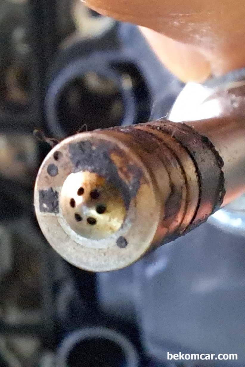 BMW 제작 미니 3기통 터보 직분사 인젝터 카본 오염, BMW 제작 미니 3기통 직분사 인젝터의 카본을 어느정도 닦아낸상태이다. 원칙적으로 인젝터를 이렇게 닦아내는것이 아니다. 이 인젝터는 폐기할거라서 교육용으로 목 장갑으로 팁에 있는 카본을 청소 한것이다. 차량정비: 파주 부짜모터스|بيكومكار (bekomcar)
