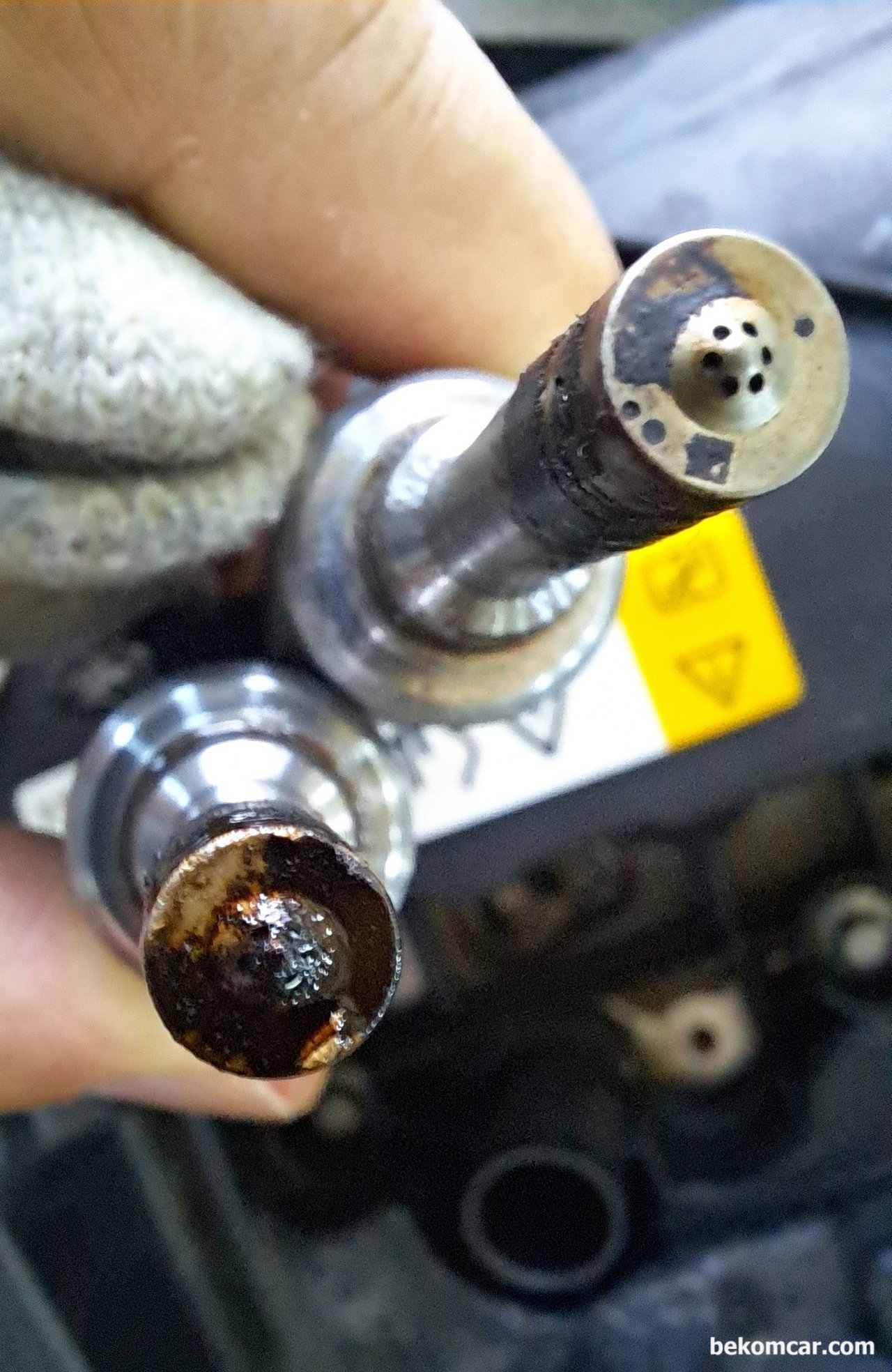 BMW 제작 미니 3기통 터보 직분사 인젝터 카본 오염, BMW 제작 미니 3기통 직분사 인젝터의 카본을 세척하기전과 어느정도 닦아낸상태의 비교사진이다. 직분사 터보엔진의 특징인 인젝터 및 점화플러그 카본오염이다. 차량정비: 파주 부짜모터스|بيكومكار (bekomcar)