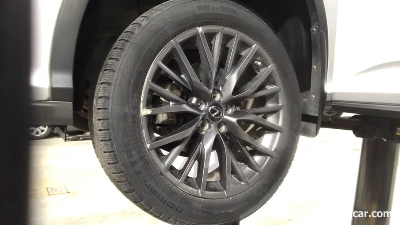 Lexus RX350 미션오일 교환, 운전석 필 플러그를 토크에 맞추어 조여주고, 사이드커버를 10mm x 2개로 장착후에 타이어를 장착한다. 이때 처음에는 꼭 손으로 럭너트를 조여주고 마지막에는 토크렌치로 마무리를 한다. Photo credit: Viktor G Automotive, https://www.youtube.com/watch?v=s0UTZuugGoM|베콤카 차량정밀진단