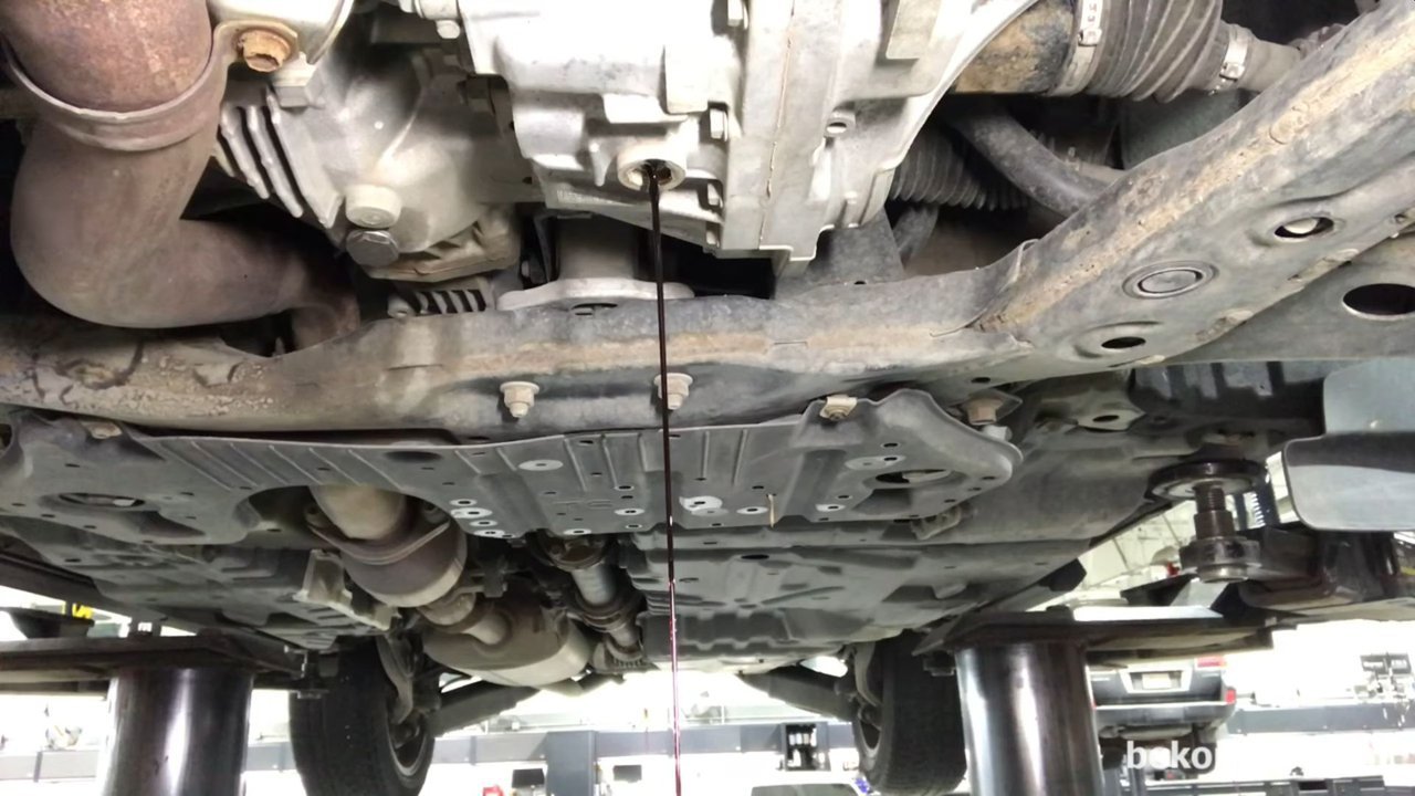 Lexus RX350 미션오일 교환, 다음에 RX350 하부로 가서, T40 로 오버플로우플러그를 탈거한다. 다음에 17mm Allen키를 사용하여 드레인플러그를 탈거한다. T40를 먼저 풀고난후에 17mm Allen으로 풀어준다. 1/2"를 사용하면 쉽게 탈거할수있다. T40 조그만 볼트를 먼저 풀어야 한다. 그리고 레벨링 역시 이 조그마한 튜브로 흘러나오는것을 기준으로 한다. Photo credit: Viktor G Automotive, https://www.youtube.com/watch?v=s0UTZuugGoM|베콤카 차량정밀진단