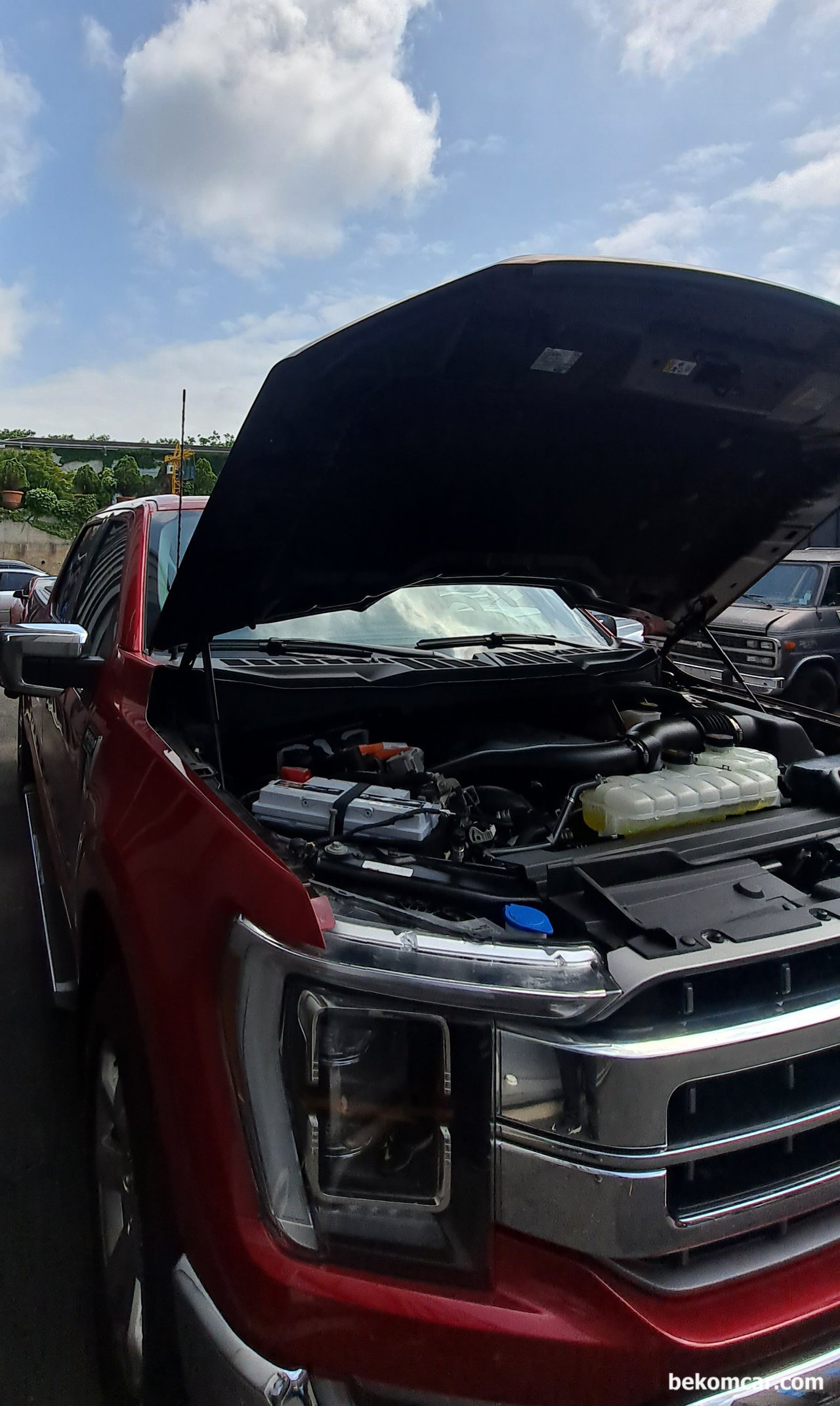 미국의 대표적인 트럭 F150, 하이브리드 트럭, 미국의 대표적인 트럭 F150 엔진룸 점검중이다. F150 하이브리드 트럭은 여러가지 이슈가 있는것으로 보고되고 있다. 차량협조: 부짜모터스|ベコムカー (bekomcar)