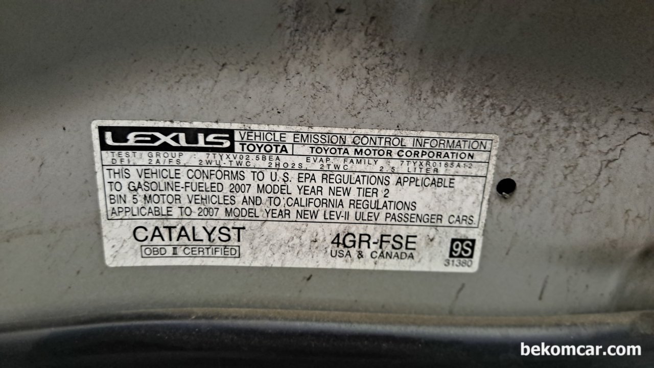 렉서스 IS250 베콤카 건강검진과 스마트키 등록완료, 렉서스 IS250 2.5L V6 DOHC 24V RWD 차량의 본네트 안쪽에 붙어있는 배기가스 등 정보를 포함한 스티커 이다. 제조사별 차량별 스트커 위치나 내용이 다르다. 국내용은 꼭 배기가스 보증정보가 포함되어 있다.|ベコムカー (bekomcar)