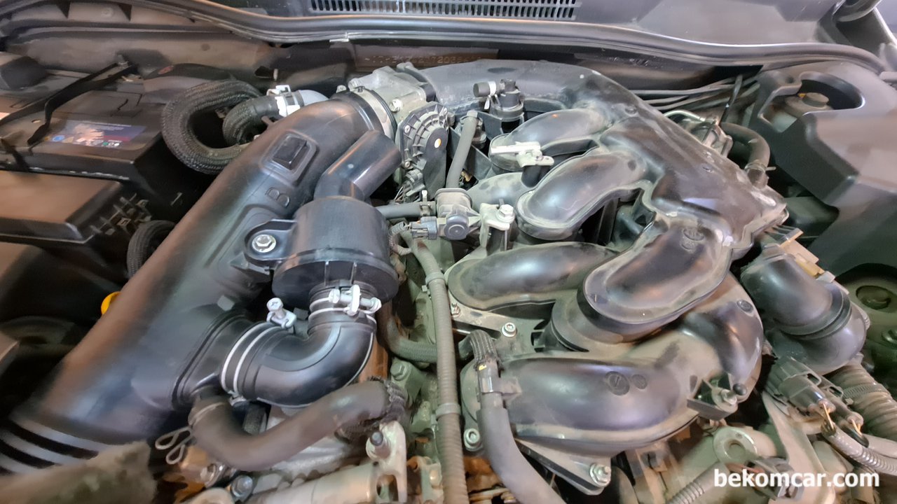 렉서스 IS250 베콤카 건강검진과 스마트키 등록완료, 렉서스 IS250 2.5L V6 DOHC 24V RWD 베콤카 건강검진 과정중 육안검사이다. 엔진룸이 전형적인 렉서스 4GR-FSE 엔진구조이다. 다 좋은데 점화플러그 교체시에 매우복잡하고 연료라인까지 건드리는 구조를 가지고 있다.|ベコムカー (bekomcar)
