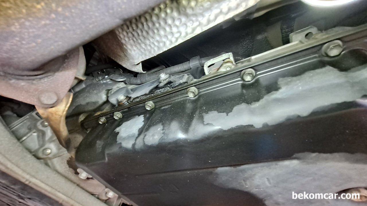 렉서스 IS250 베콤카 건강검진과 스마트키 등록완료, 렉서스 IS250 2.5L V6 DOHC 24V RWD 베콤카 건강검진 과정중 육안검사이다. 유일하게 누유부분이 발견되었는데, 사실상 오일팬가스켓 작업이기에 이것은 메인터넌스 작업이라고 하는것이 맞을것이다. 다음번 오일 교환시 함꼐 교환하기를 권장했다.|ベコムカー (bekomcar)