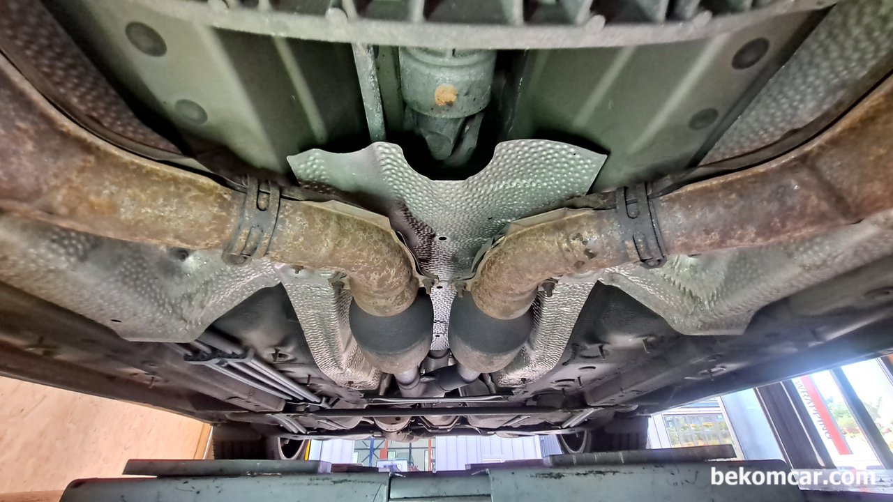 렉서스 IS250 베콤카 건강검진과 스마트키 등록완료, 렉서스 IS250 2.5L V6 DOHC 24V RWD 베콤카 건강검진 과정중 육안검사이다. 하체의 녹 이나 누유등 전체적인 점검을 하는데 2007년도 생산연도를 생각하면 상당후 좋은 상태이다.|ベコムカー (bekomcar)