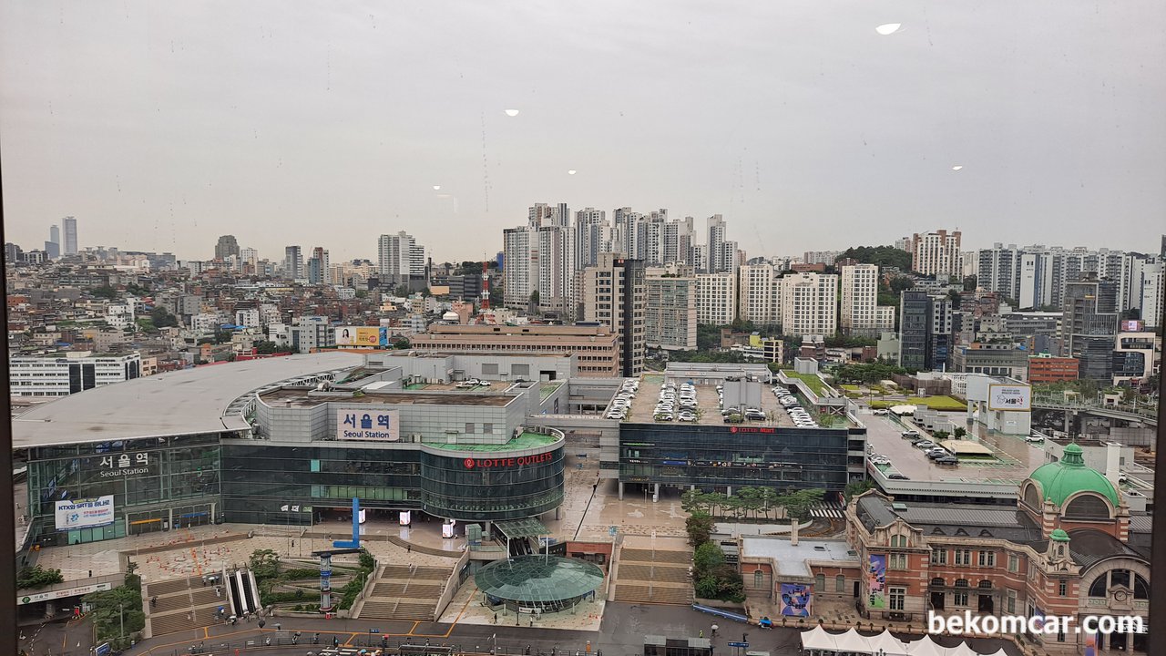 서울스퀘어 시선을 끄는 벽화조형물, 서울스퀘어 14층에서 바라보는 서울역 모습이다.서울역은 지나서 저 멀리까지 다 잘보인다.|ベコムカー (bekomcar)
