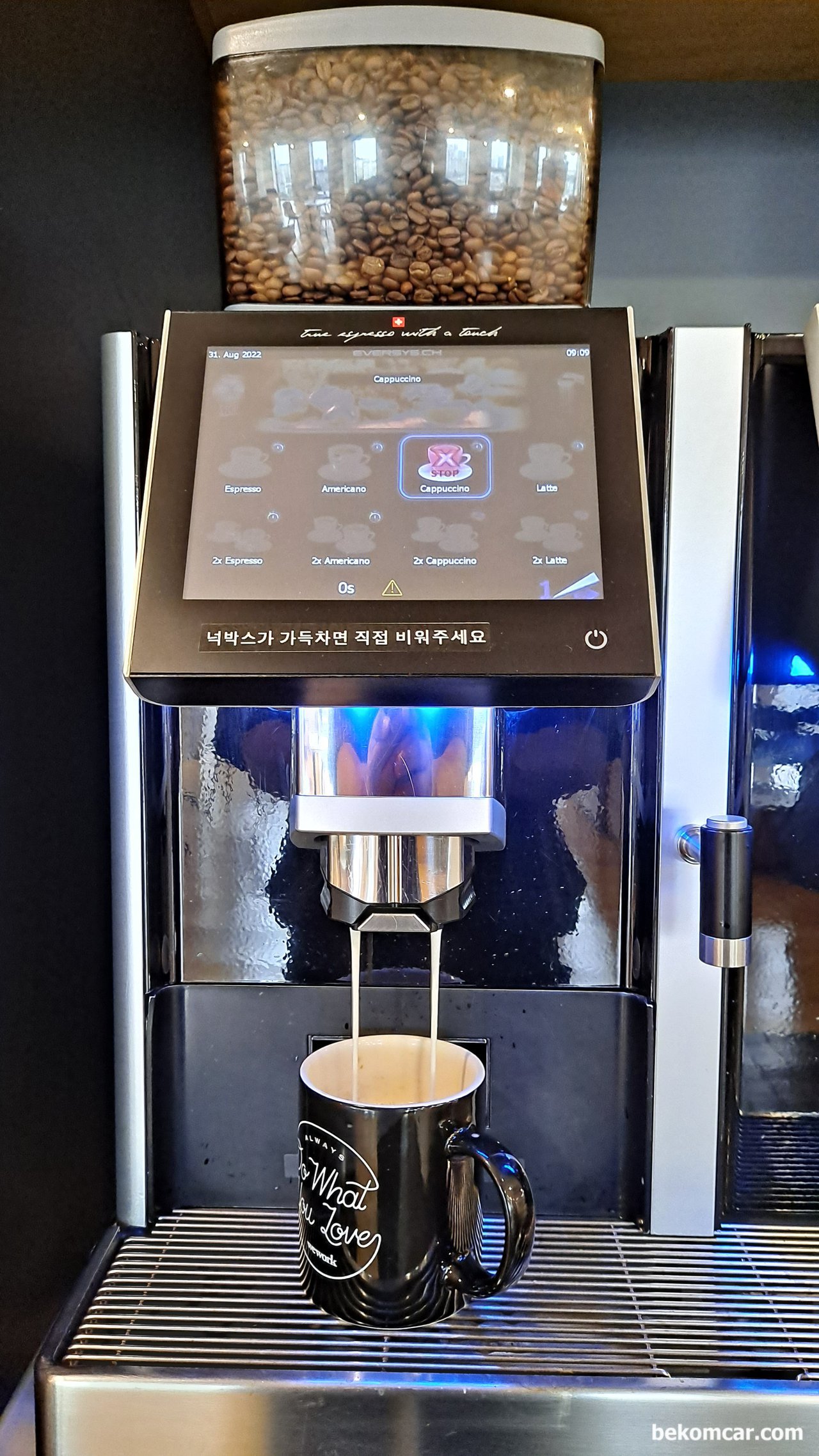 서울스퀘어 wework 사무실 과 카푸치노, 서울스퀘어 wework 공간의 카푸치노 커피를 기다리며|ベコムカー (bekomcar)