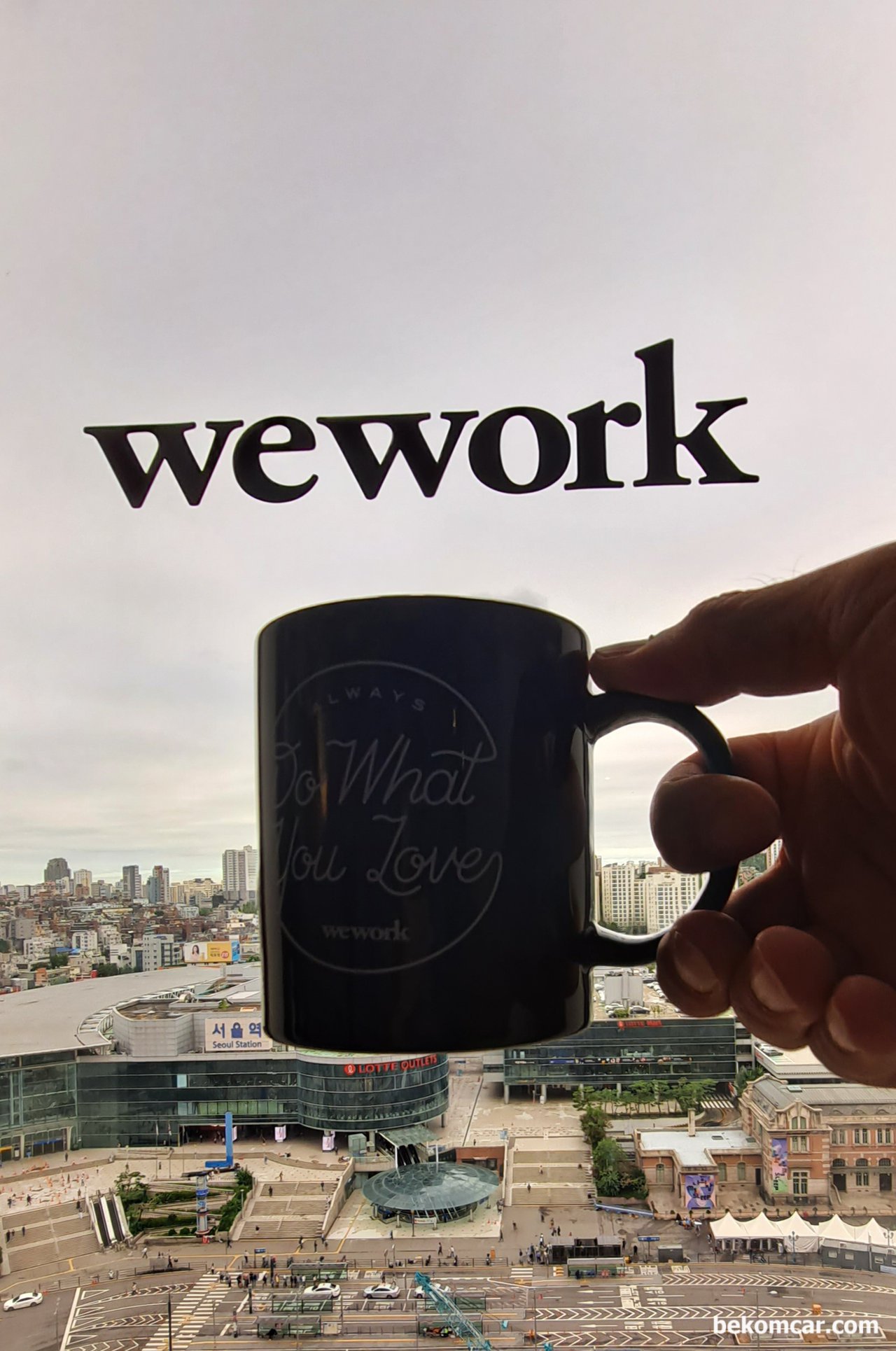 서울스퀘어 wework 사무실 과 카푸치노, 서울스퀘어 wework 와 카푸치노커피 그리고 창문|ベコムカー (bekomcar)