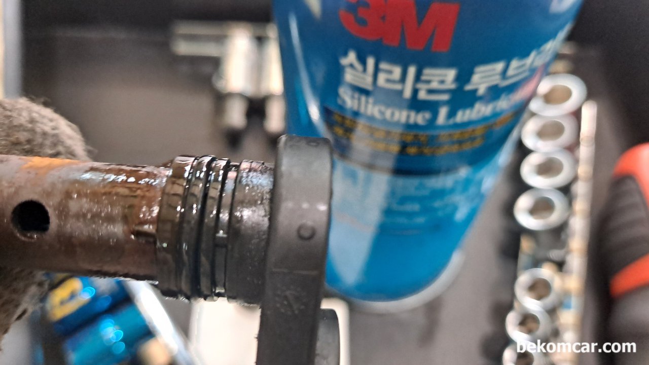 PCV벨브고착 상태를 어떻게 알 수 있나요., PCV벨브를 다시 장착시에는 실리콘스프레이나 실리콘그리스를 O링에 발라주고 장착한다. 장착시에는 9.8Nm넘지 않은 토크로 잠근다. 일부 차량의 경우 쉽게 부러지니 조심한다.|ベコムカー (bekomcar)