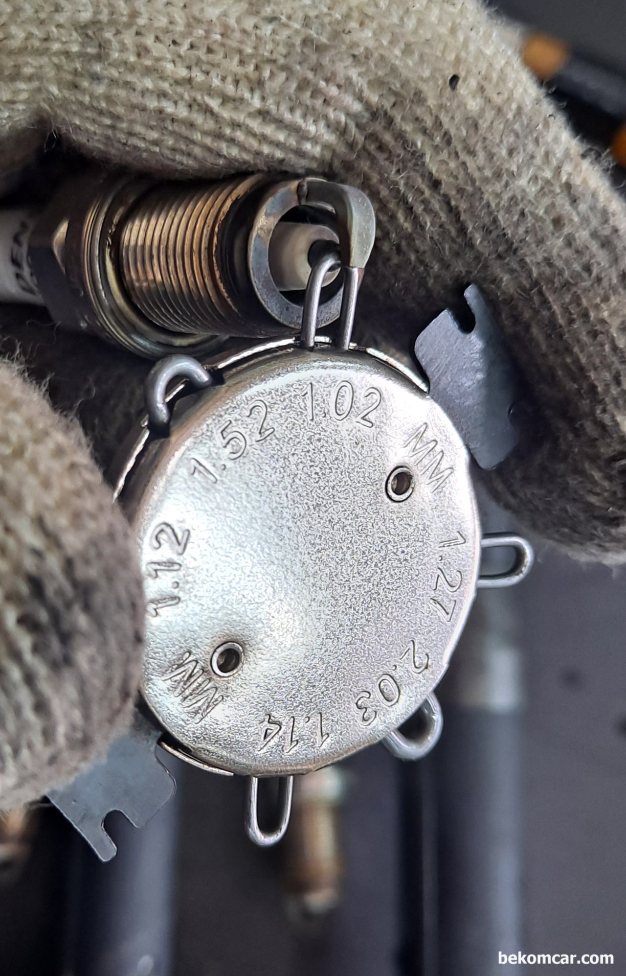 점화플러그 교환시점 은 언제이고, 간극측정은 어떻게 하나요?, 점화플러그는 간극이 1.02mm 게이지가 들어가지 않는다. 또한 스파크플러그 외관상태도 특이사항이 없다. 정상으로 교환할필요가 없다. 베콤카건강검진 과정중 점화플러그 점검중.|bekomcar.com