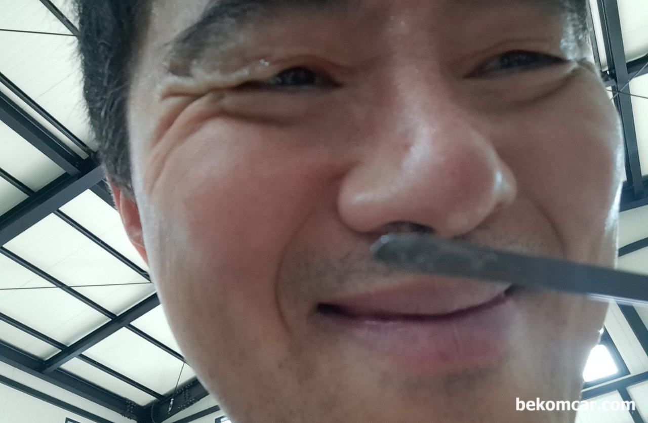 으! 이 모습은 무얼하고 있을까요?, 엔진오일 오염도는 냄새로 도 확인한다. 중고자 구매후 그리고 관리에 필요한 베콤카 건강검진중 체크항목이다.|ベコムカー (bekomcar)