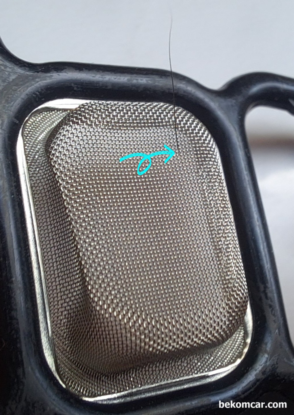 혼다 VTEC 스풀벨브 가스켓필터구멍 머리카락굵기, 혼다 시빅 8세대 1.8 VTEC 스풀벨브 가스켓은 순정으로 교환한다. 엔진오일은 깨끗히 유지하는것이 좋겠다. 가스켓 구멍크기를 비교하기 위하여 내 팔뚝에 있는 털 하나를 뽑았다. 그리고 사이즈를 비교하였다. 결론은 엔진오일에 찌꺼기가 있으면 뇌졸증 올 수 있겠다는 생각이다.|ベコムカー (bekomcar)