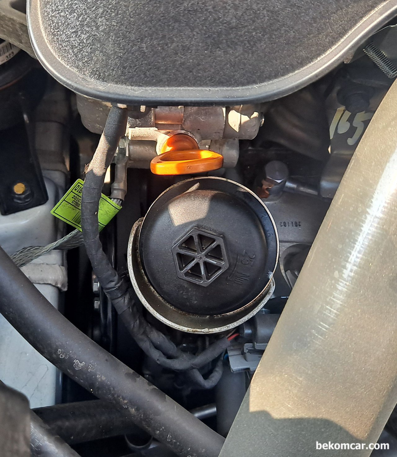 본네트위에 태양열패널 장착한 2016년 쌍용 티볼리 1500cc, 본네트위에 태양열패널 장착한 쌍용자동차 티볼리의 엔진오일필터 위치, 카트리지 타입이다.|بيكومكار (bekomcar)
