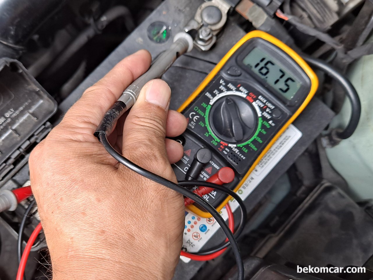 기아자동차 2016년 레이 고장코드 C1101 Battery Voltage High라고 뜨는데 뭐가 고장인가요? 카센터는 문제없다고 하고., 기아자동차 2016년 레이 고장코드 C1101 Battery Voltage High 상태로, 시동전 배터리 압력측정값이 16.75VDC정도로 매우 높다.|bekomcar.com