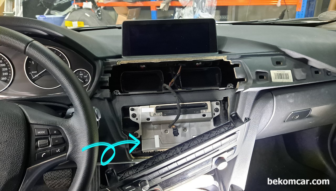 BMW F30 안드로이드 설치시 공간이 없어서 안드로이드설치가 힘드네요. 공간확보를 어떻게 하나요?, BMW F30 안드로이드 설치시 CAN BUS 커넥터 연결시 아래쪽 혹 뒤쪽 공간이 없다. 기존 라디오 기기의 높이가 꽉 차 있기 때문이다.|bekomcar.com