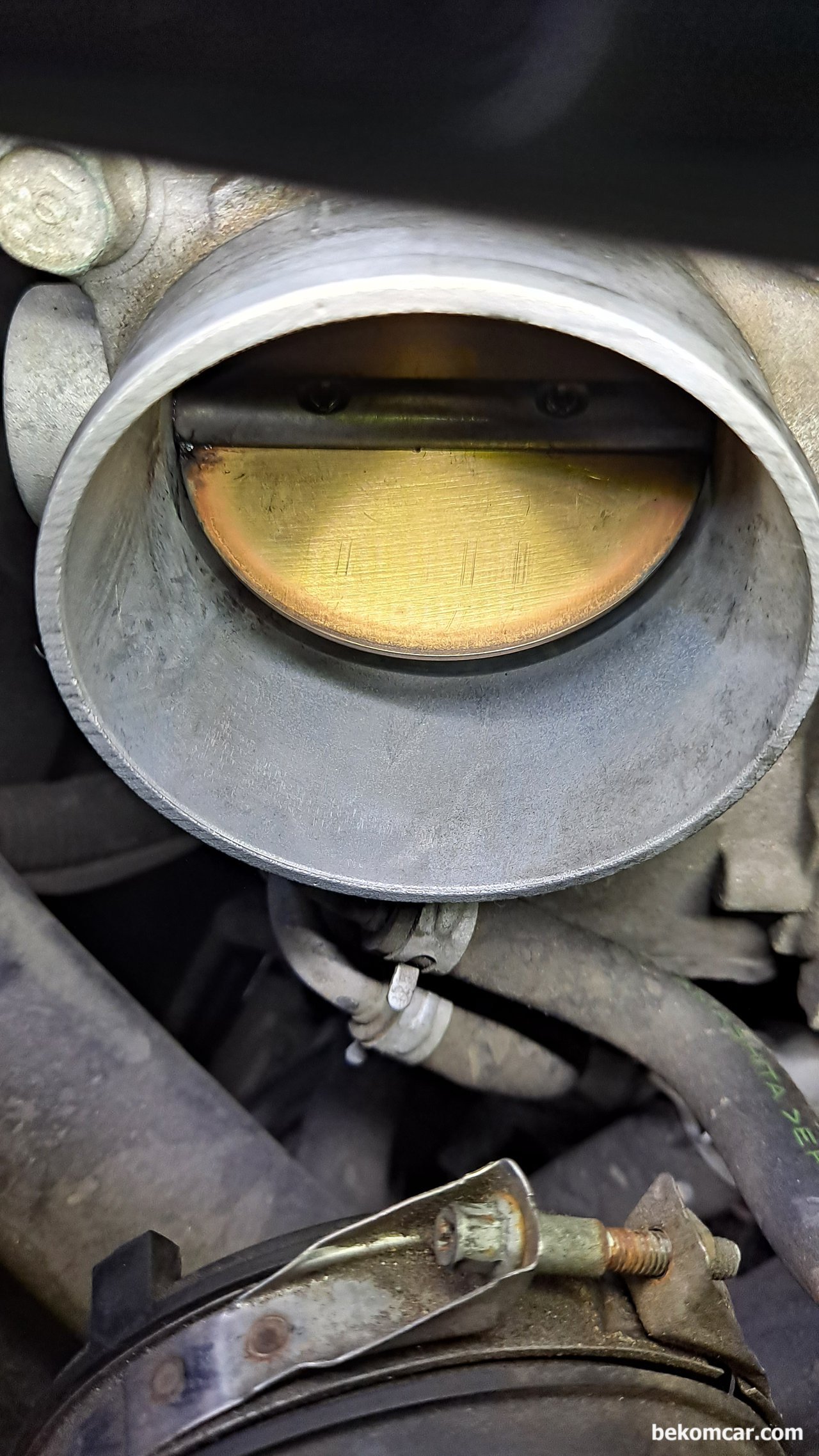진단기에 DTC 'P1683, Throttle Valve Default Position Spring Performance Problem' 라고 뜨는데 쓰로틀바디 교체해야 하나요?, 혼다 쓰로틀바디 정지시 차량흔들리미 심하여 쓰로틀바디를 청소하는 과정이다. 가운데 열리는 부분이 '버터플라이 혹 플랩' 이라고 한다. 공기량을 조정해준다. 가장자리에 찐득한 카본이 쌓일수도 있다.|ベコムカー (bekomcar)