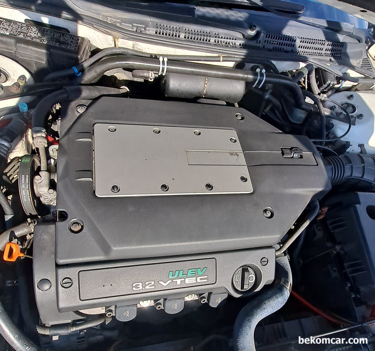 2000년 아큐라 TL 3.2 SOHC V6 엔진룸, 아큐라 TL 3.2 SOHC V6 엔진룸으로 엔진커버가 있는 상태이다.|베콤카 차량정밀진단