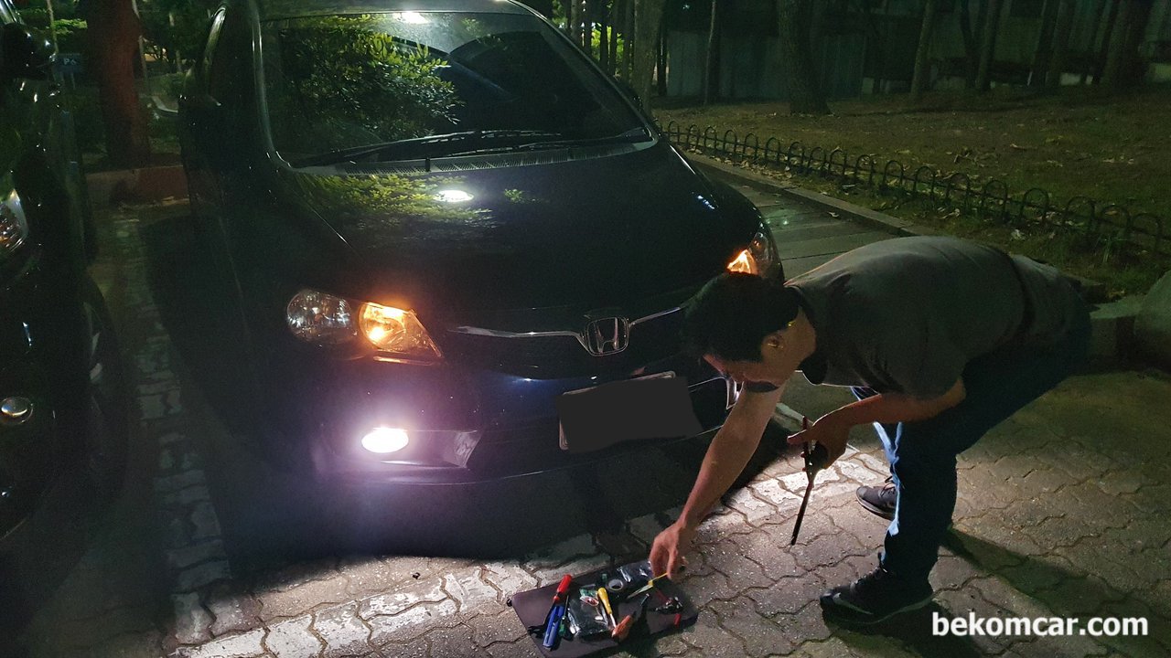 혼다 시빅 출장 안개등 좌 우 교환 및 커넥터 작업, 집 앞 주차장에서 혼다 시빅 하이브리드 안개등 전구 커넥터 작업과 전구 교환을 한다.|贝科姆汽车 (bekomcar)