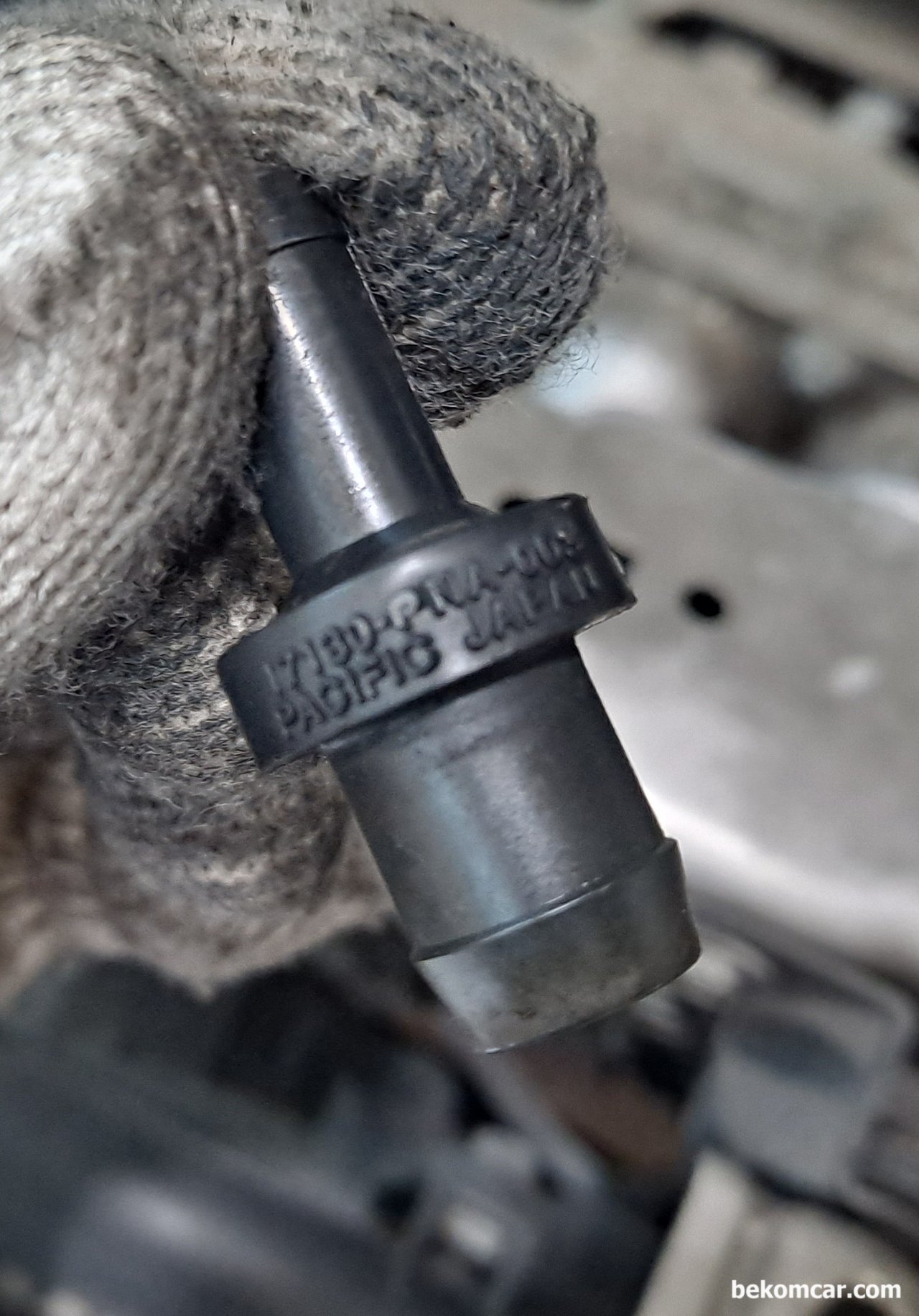 혼다 CRV 3세대 2007년 PCV 벨브청소, 혼다 CRV 3세대 2007년 PCV 벨브청소하는데 희한하게 이건 핀틀같은 로드가 없는듯 하다. 카브클리너로 깨끗히 청소해준다.|贝科姆汽车 (bekomcar)