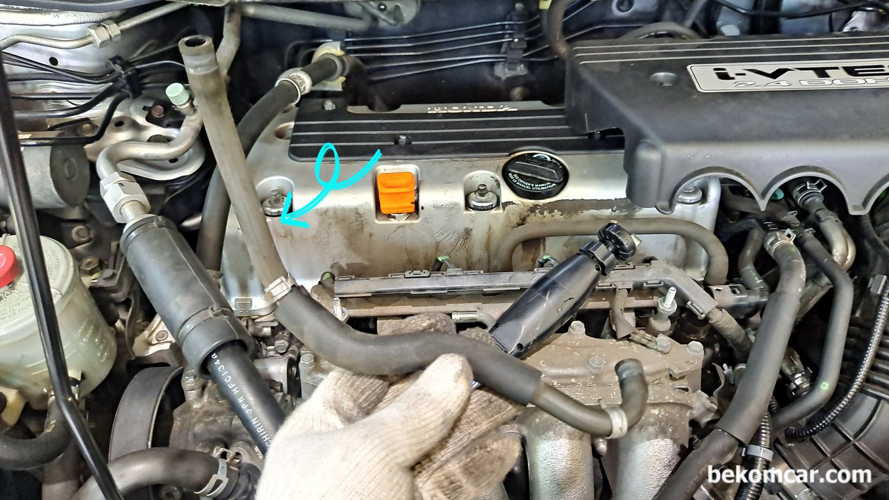 혼다 CRV 3세대 2007년 PCV 벨브청소, 혼다 CRV 3세대 2007년 PCV 벨브 테스팅에 PCV호스를 플라이어 등으로 눌러서 하라고 한다. 하지만 오래된 차량은 호스가 부러질수 있다. 보통 흔들어서 소리를 확인하는데 핀틀 이라는 쇠막대가 고착되지 않았나 확인하는것이다. 나머지 기능은 공기역류가 없어야 한다. 2가지 기능이 제대로 작동해야 PCV 밸브가 제 역할을 하는것이다. 일반적으로 흔들기만 하는것에서 역류방지 까지 체크해보면 더 좋을듯 하다.|贝科姆汽车 (bekomcar)