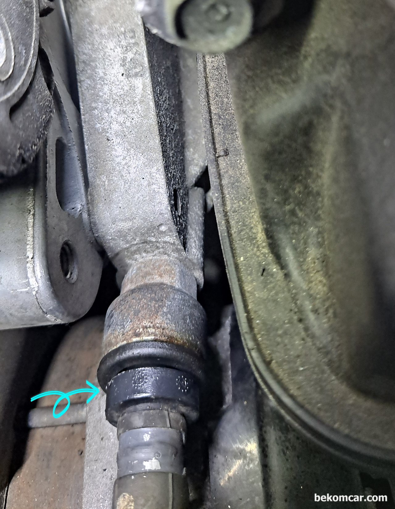 혼다 CRV 3세대 2007년 PCV 벨브청소, 혼다 CRV 3세대 2007년 PCV 벨브청소, 벨브 위치는 알터네이터 쪽에 있다. 참고로 다른 메이커의 다른 차량도 PCV밸는 모양이나 위치는 달라도 역할은 다 같다. 차량별로 PCV밸브 가격이 비싸지 않으면 15만키로전후면 그냥 새제품으로 교환해주는것도 좋을듯 하다.|贝科姆汽车 (bekomcar)