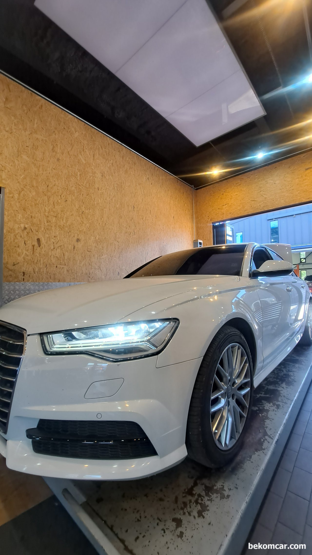 아우디 2016년형 A6 35TDI 연료게이지가 이상합니다. 연료를 넣어도 게이지가 0 이고, 탱크시스템 오작동 과 진단기에 B10581B 고장코드가 나옵니다., 아우디 2016년형 A6 35TDI 연료게이지 이상으로 입고되어 정비한다. 고장코드가 B10581B 연료잔량 표시계 센서2로 센서를 교환하는 작업이다.|bekomcar.com
