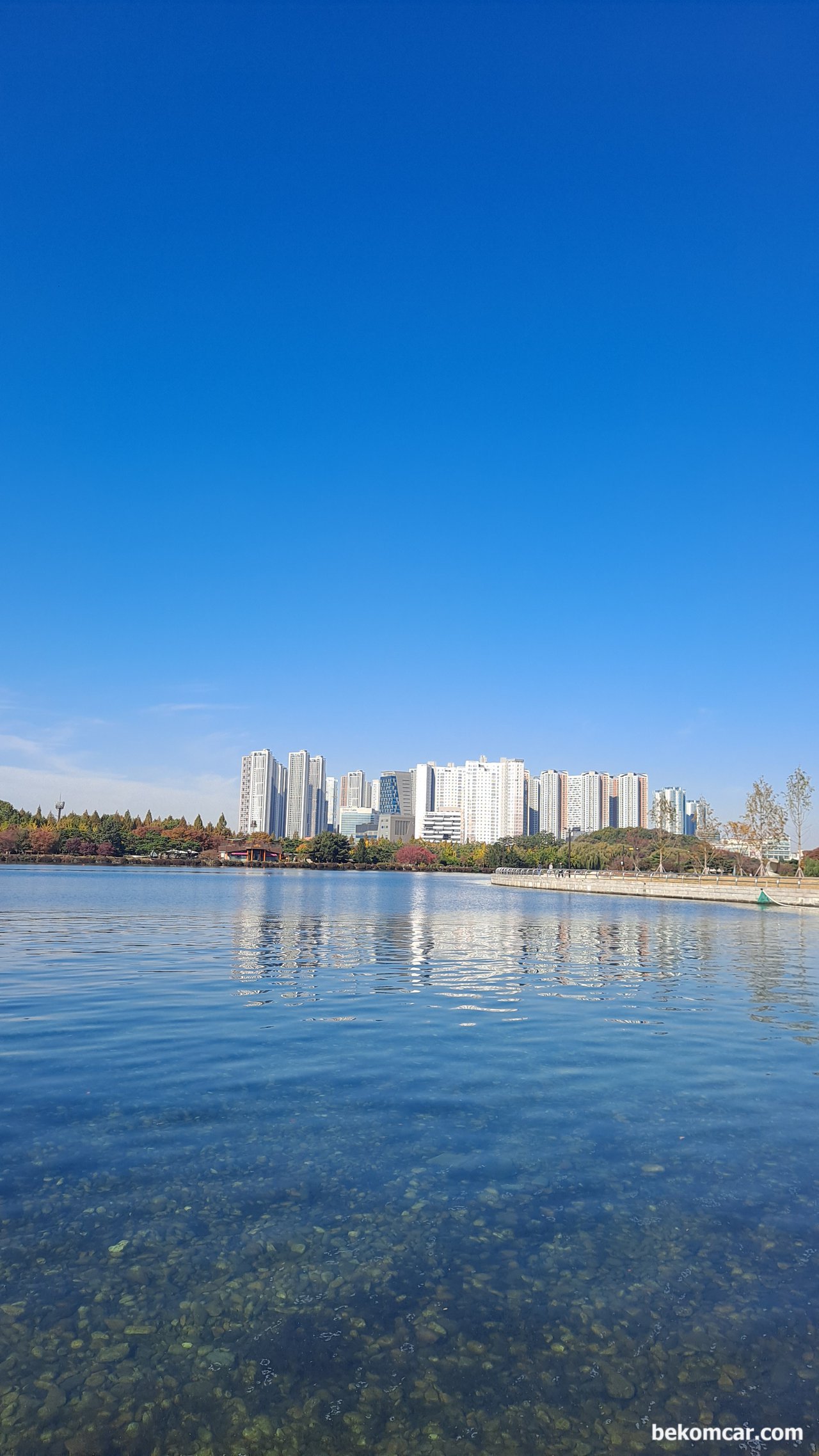 일산호수공원 산책길이다. 오늘도 달린다., 일산 호수공원이다. 하늘이 참 맑다.|베콤카 차량정밀진단
