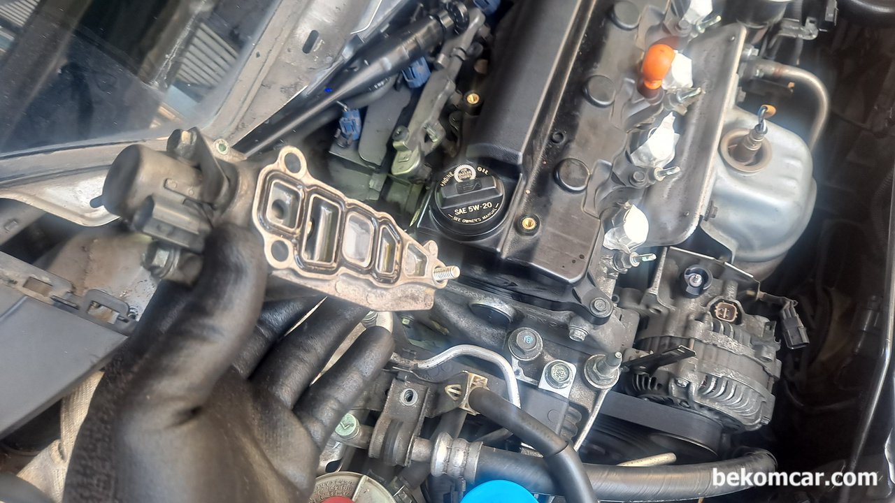 혼다 시빅 8세대 조수석 아래 누유원인이 VTEC 스풀벨브라고 합니다. VTEC 이 뭔가요?, 혼다시빅 8세대 1.8 VTEC로커암 스풀벨브 가스켓 교체하면 누유를 막을수 있다.|ベコムカー (bekomcar)