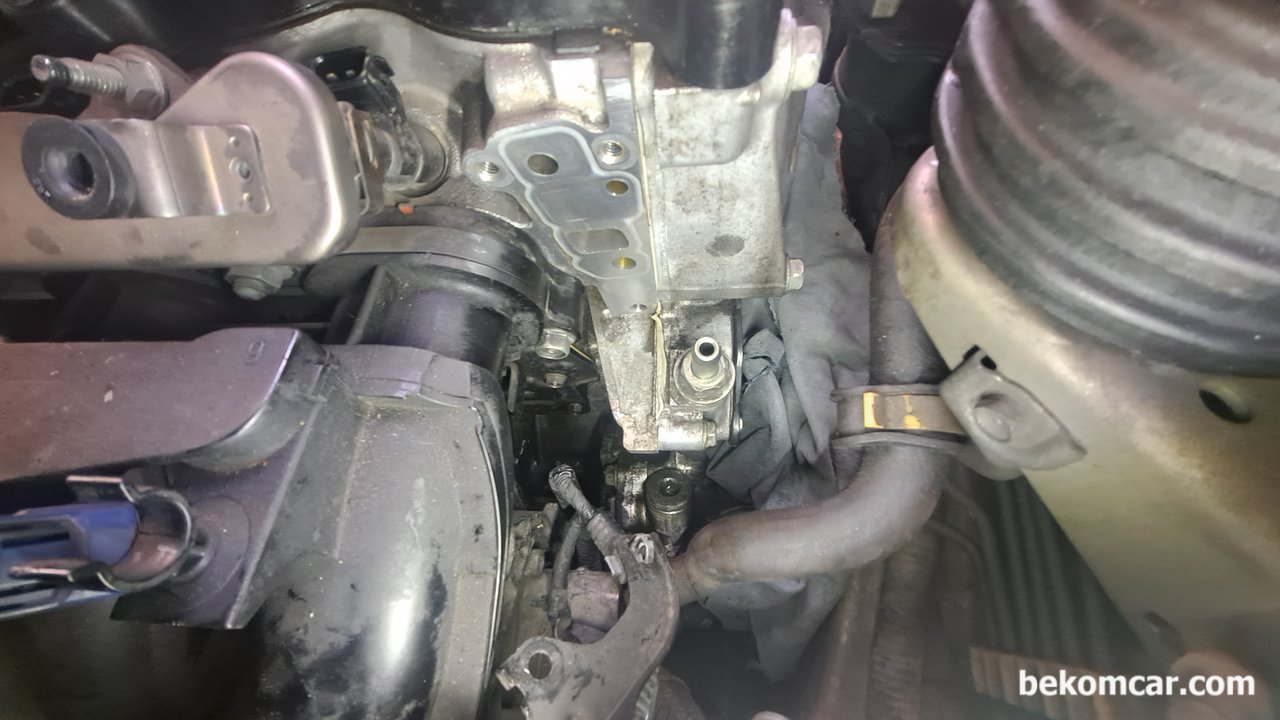 혼다 시빅 8세대 조수석 아래 누유원인이 VTEC 스풀벨브라고 합니다. VTEC 이 뭔가요?, 혼다 시빅 2008년 8세대 1.8 VTEC스풀벨브 를 탈거한후의 모습|ベコムカー (bekomcar)