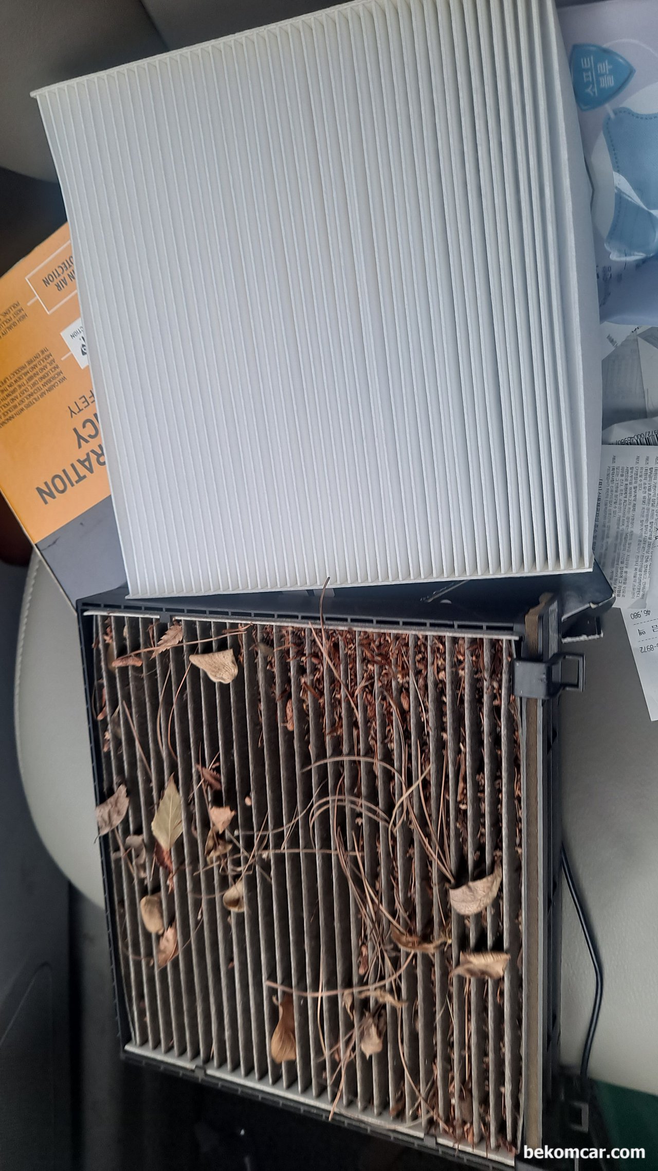 깜박하고 넘어가는 실내공기필터 (Cabin air filter)를 잘 챙기자, 깜박하고 넘어가는 실내공기필터 (Cabin air filter) 상태가 매우깨끗하지 않다.|贝科姆汽车 (bekomcar)
