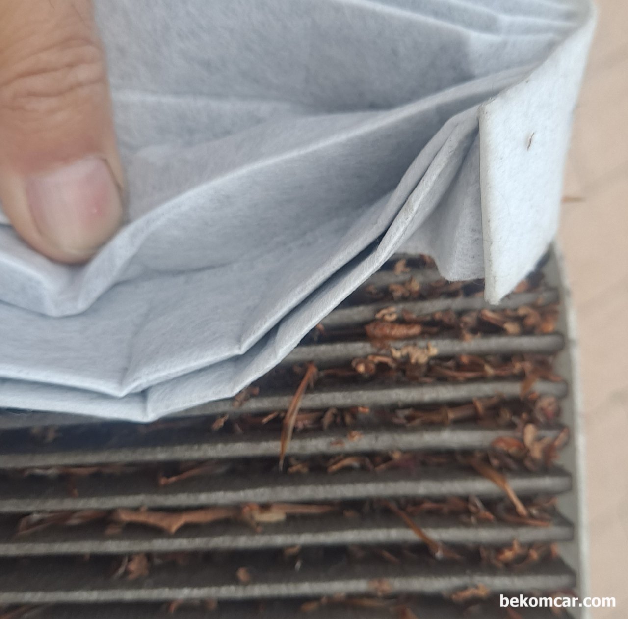 깜박하고 넘어가는 실내공기필터 (Cabin air filter)를 잘 챙기자, 안쪽과 비교해보니, 에어필터가 제 역할을 잘 해준것 같다. 안쪽은 오염이 하나도 없다. 캐빈필터 (Cabin Filter) 는 꼭 잘 챙겨야 겠다.|贝科姆汽车 (bekomcar)